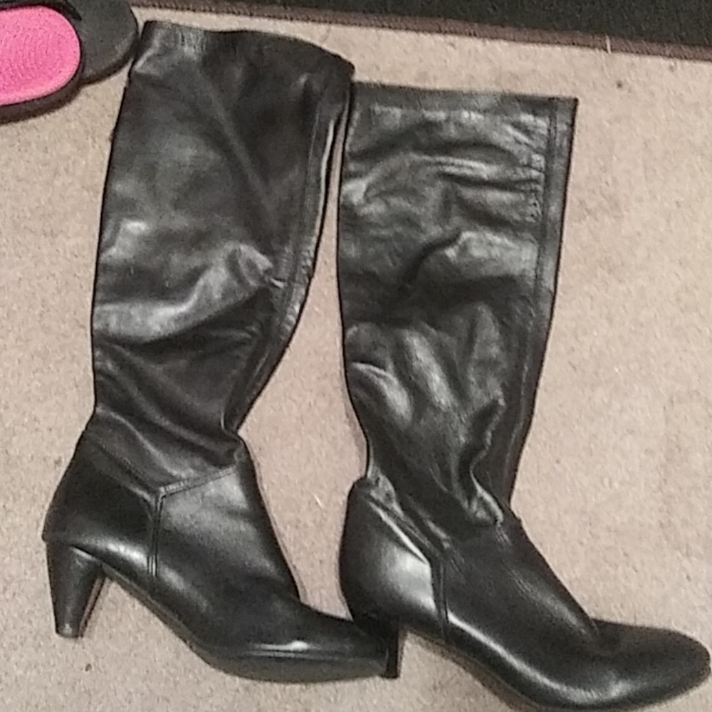 Black small healed boots NWOT